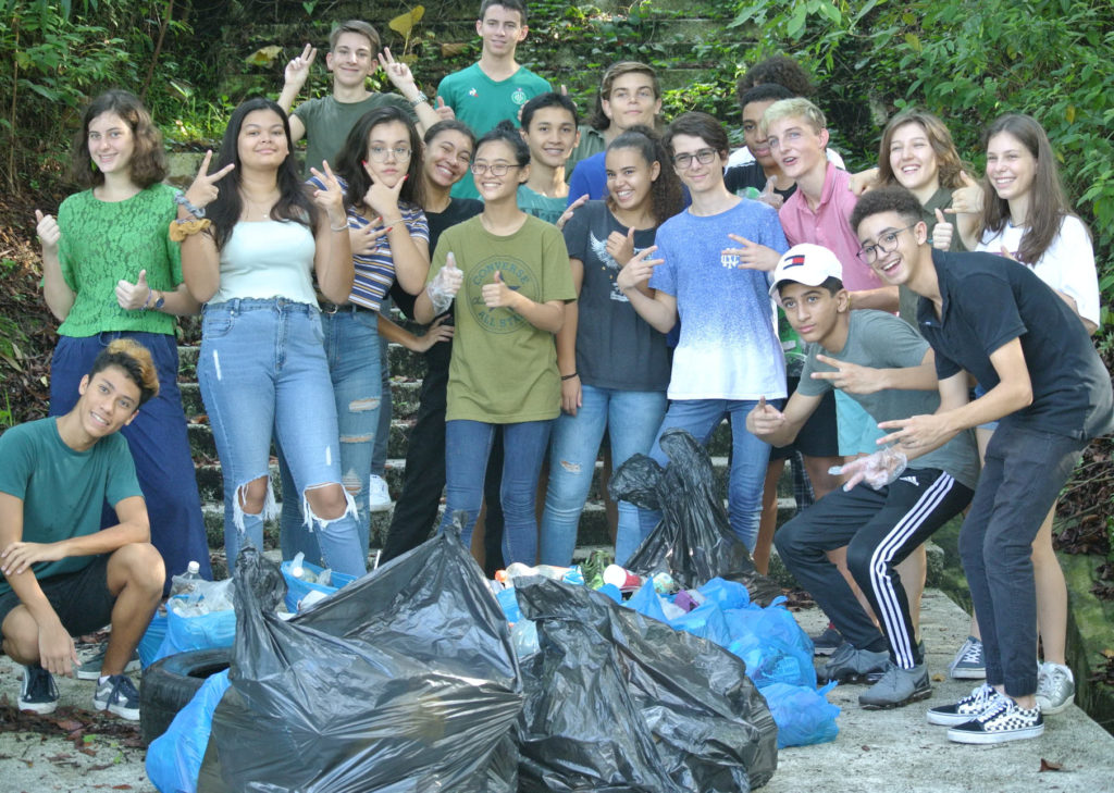 Our 2nde B students participated in the “Trash Challenge”!