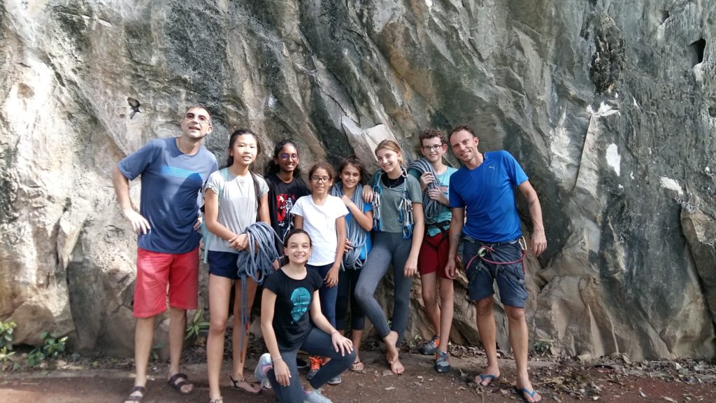 Nos élèves sont allés grimper sur les falaises de Batu Caves !