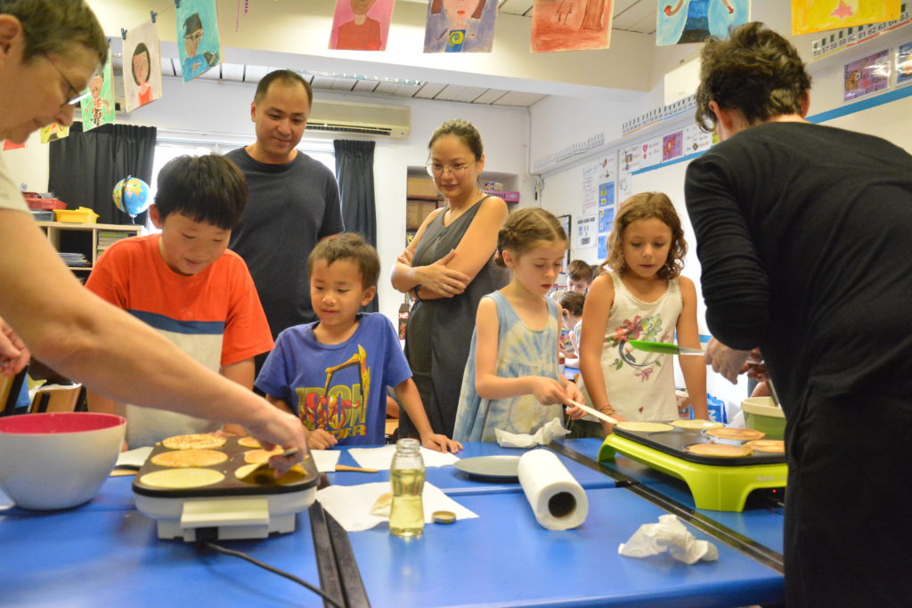 La classe de CE1 B  a organisé un goûter crêpes !